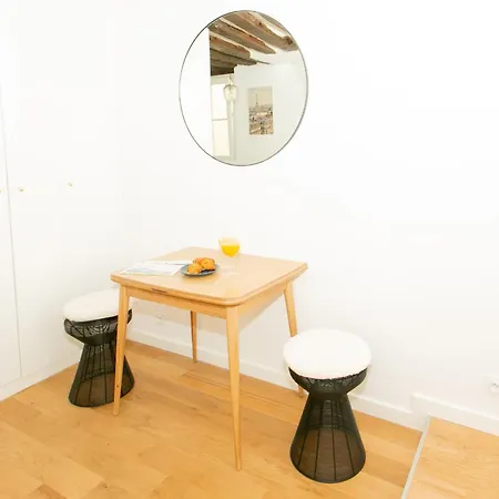 Ile Saint-louis & Pont De La Tournelle - Cityapartmentstay Apartment